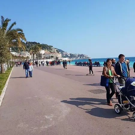 Studette En Plein Coeur Du Vieux نيس