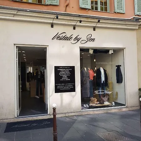 Studette En Plein Coeur Du Vieux نيس