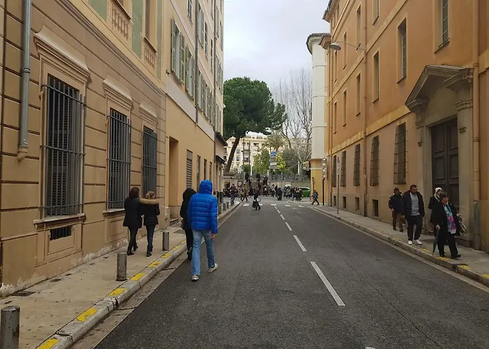 Studette En Plein Coeur Du Vieux Nice