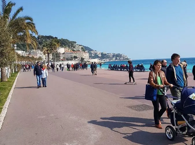 Studette En Plein Coeur Du Vieux نيس